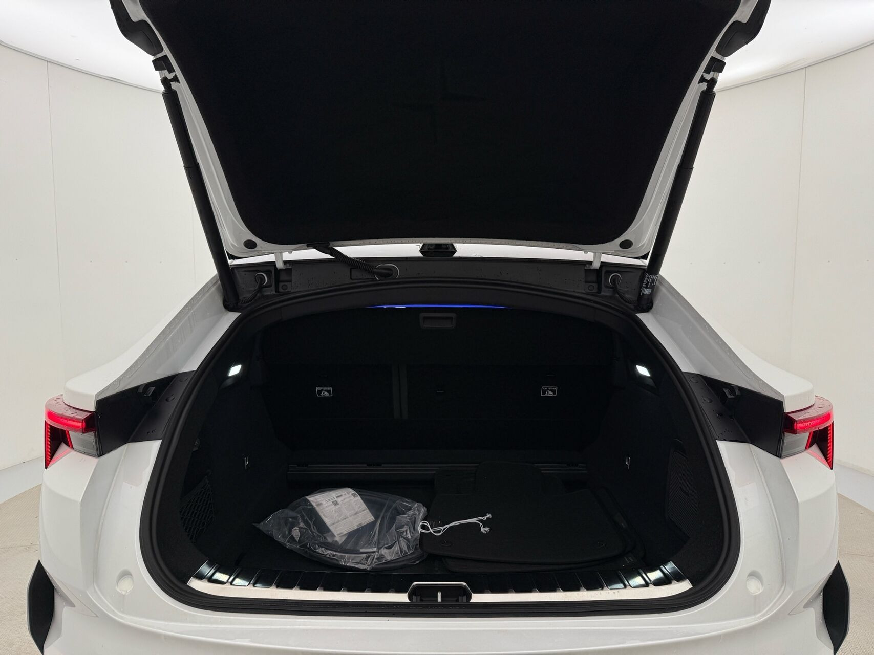 Hvid Polestar 4 fra 2024