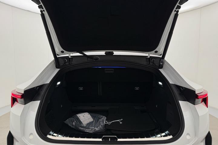 Hvid Polestar 4 fra 2024
