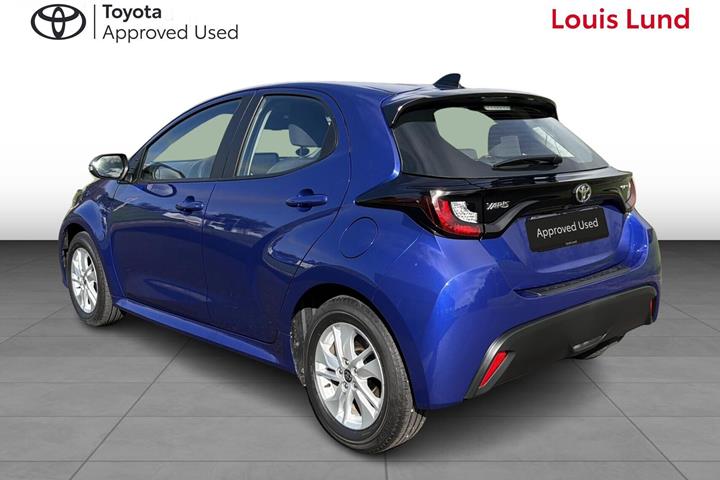 Blå Toyota Yaris fra 2025