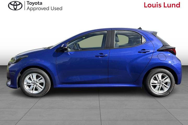 Blå Toyota Yaris fra 2025