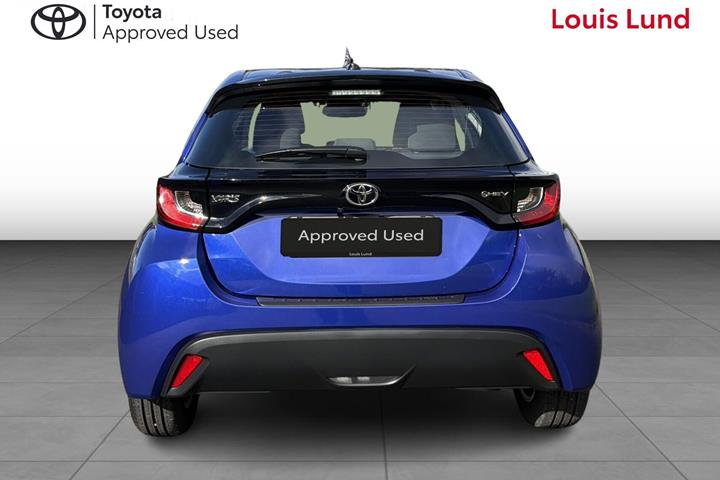Blå Toyota Yaris fra 2025
