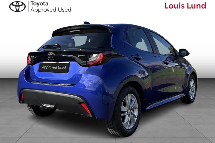 Blå Toyota Yaris fra 2025