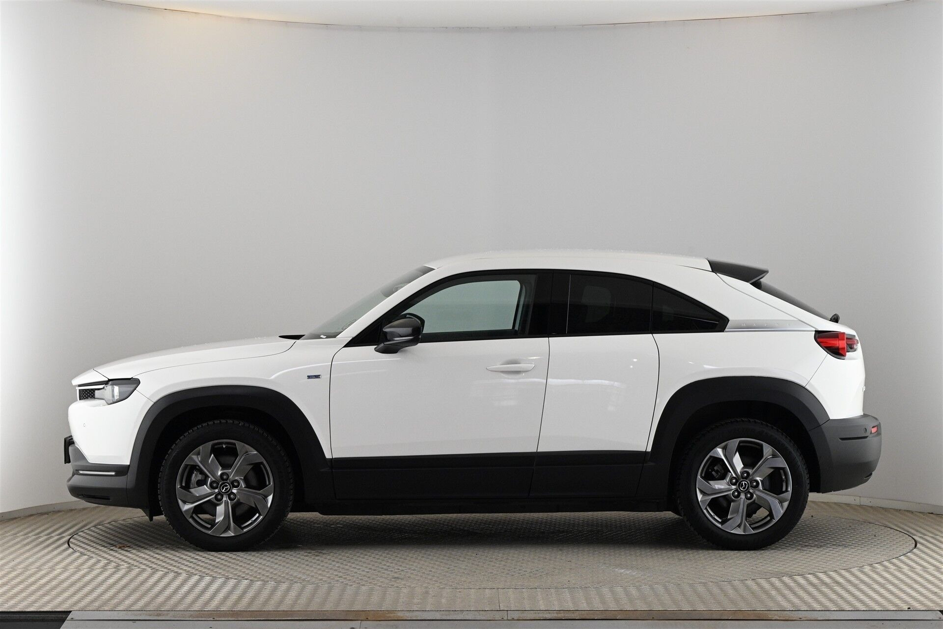 Hvid Mazda MX-30 fra 2023