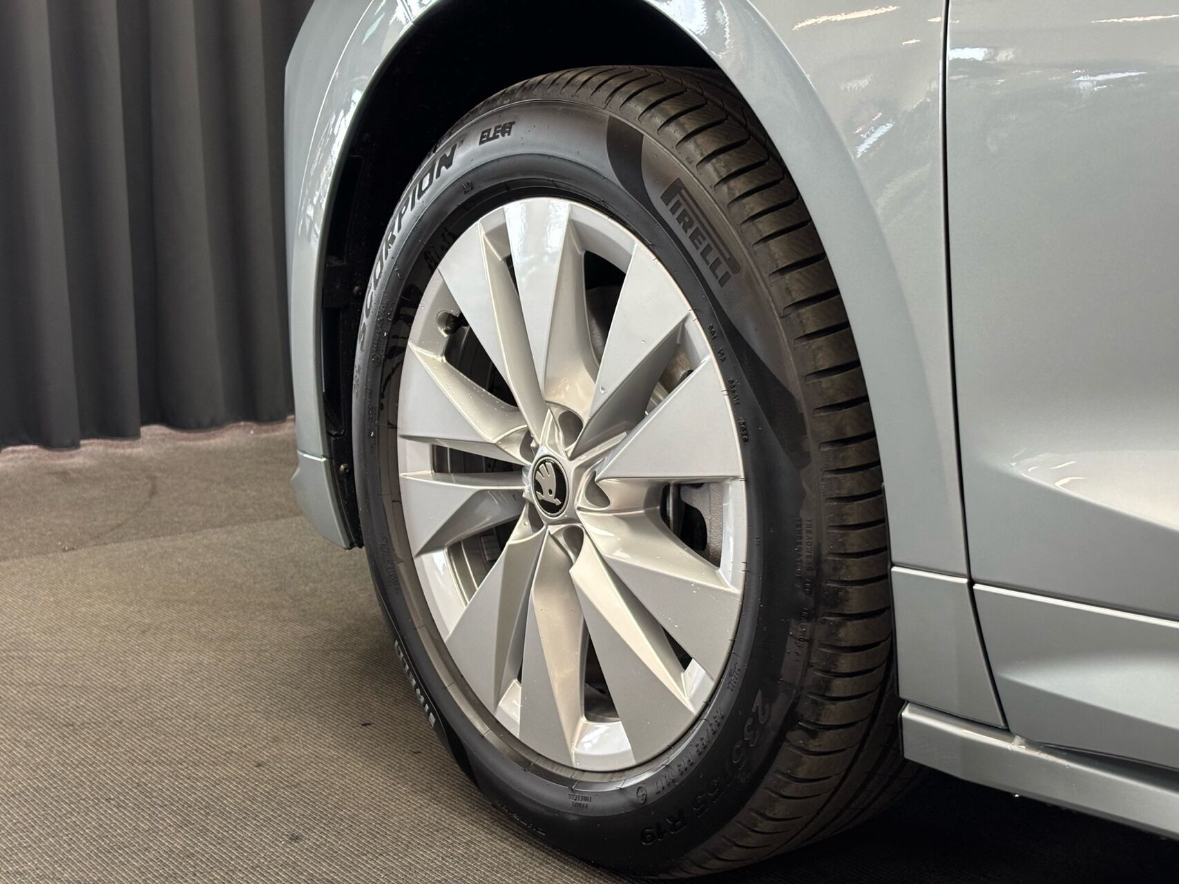 Grå Skoda Enyaq fra 2026