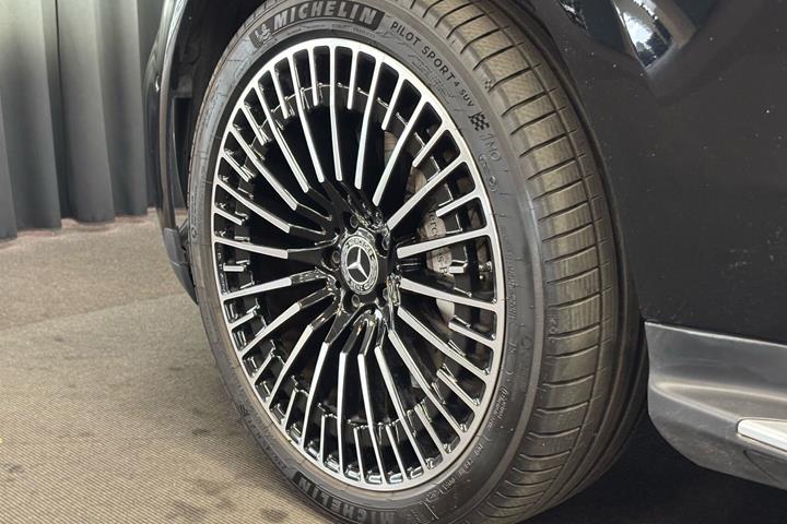 Sort Mercedes EQC400 fra 2020