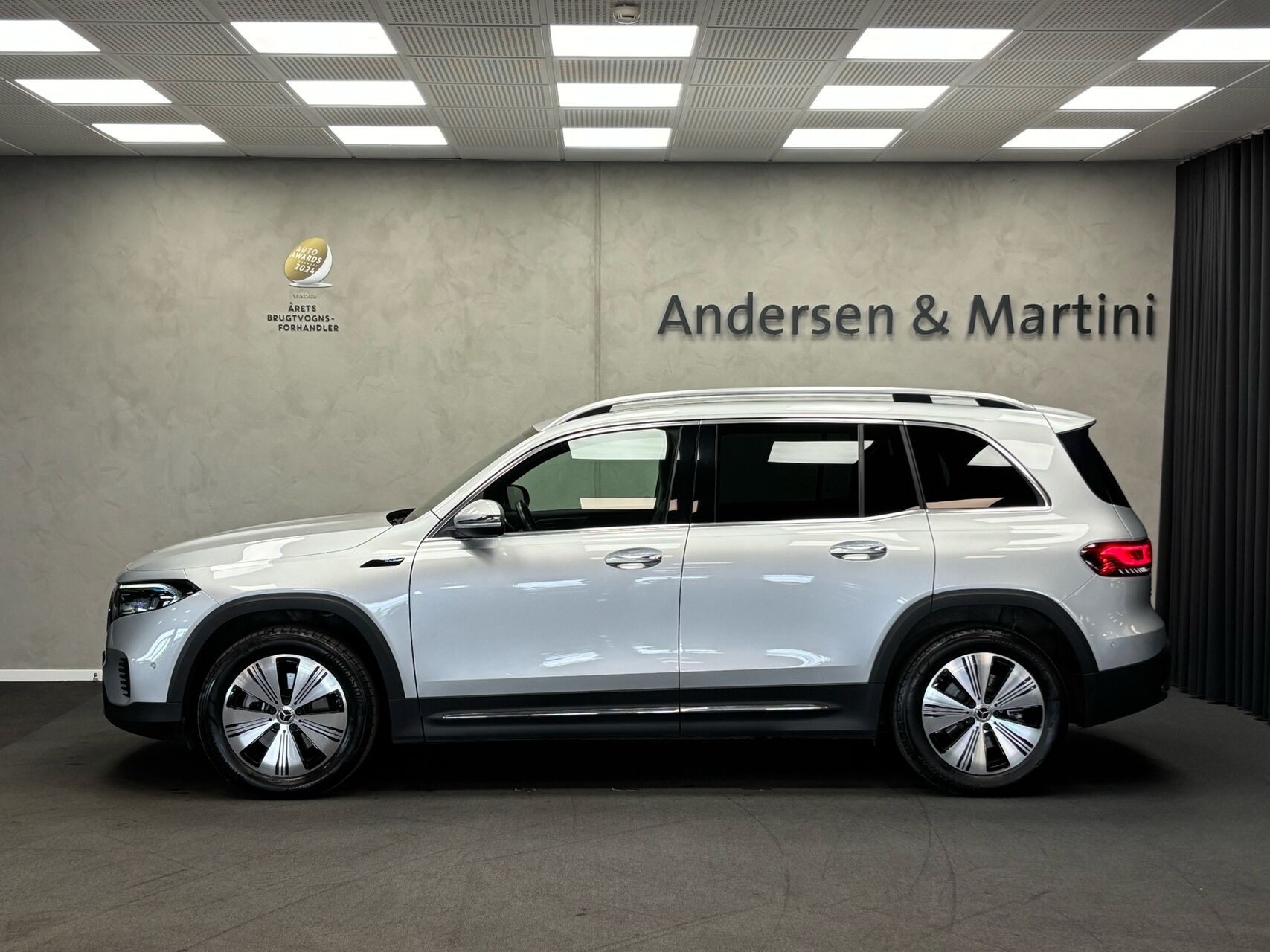 Sølv Mercedes EQB250 fra 2022