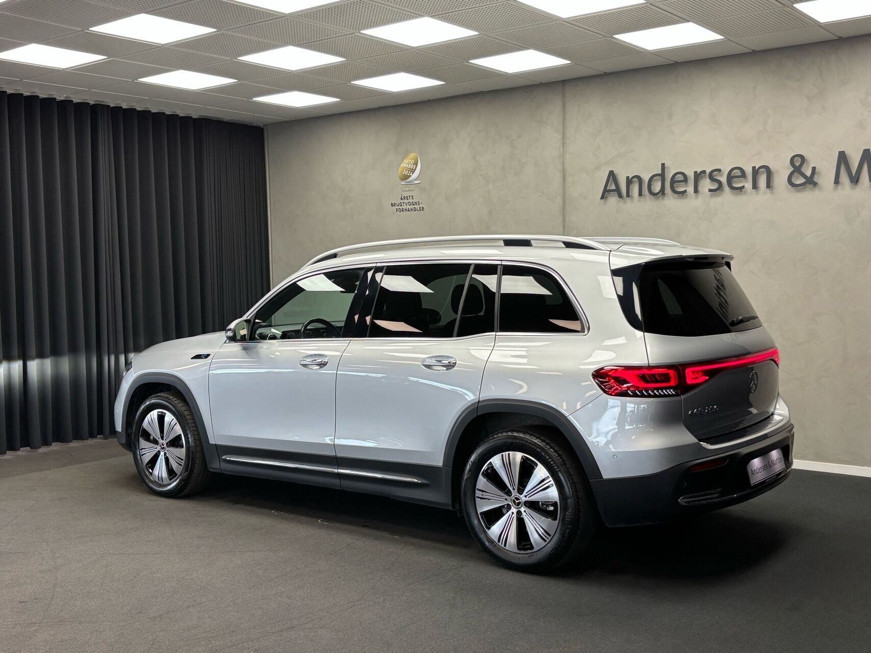 Sølv Mercedes EQB250 fra 2022