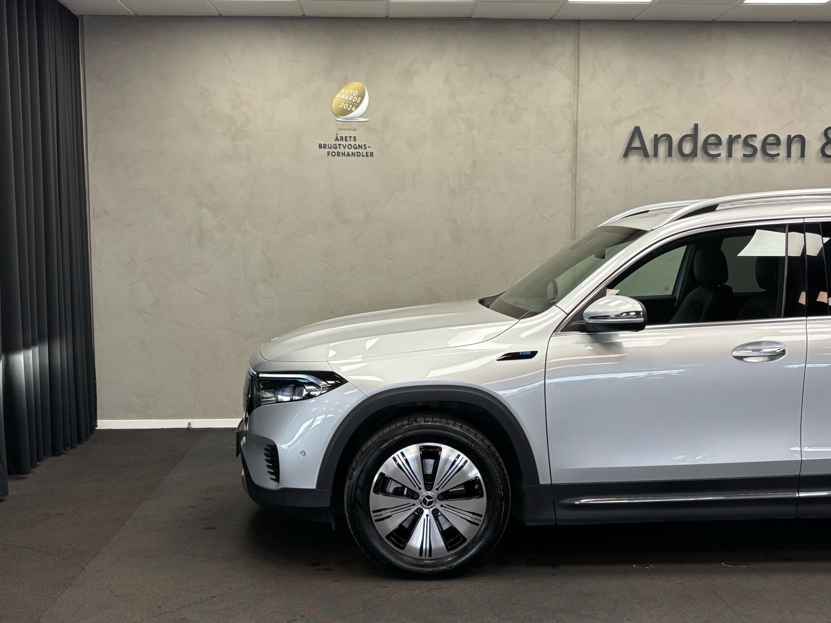 Sølv Mercedes EQB250 fra 2022