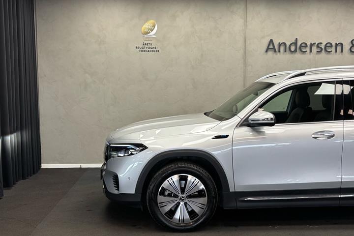 Sølv Mercedes EQB250 fra 2022