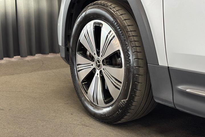 Sølv Mercedes EQB250 fra 2022