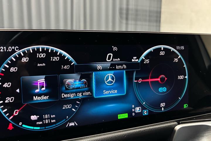 Sølv Mercedes EQB250 fra 2022