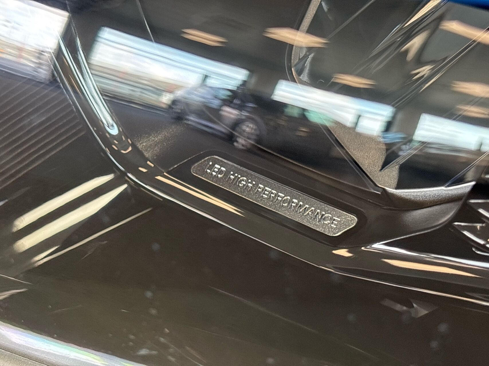 Sølv Mercedes EQB250 fra 2022