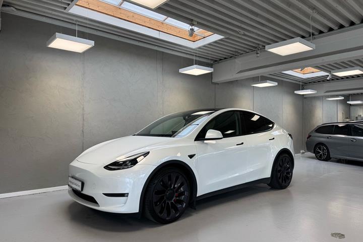 Hvid Tesla Model Y fra 2022