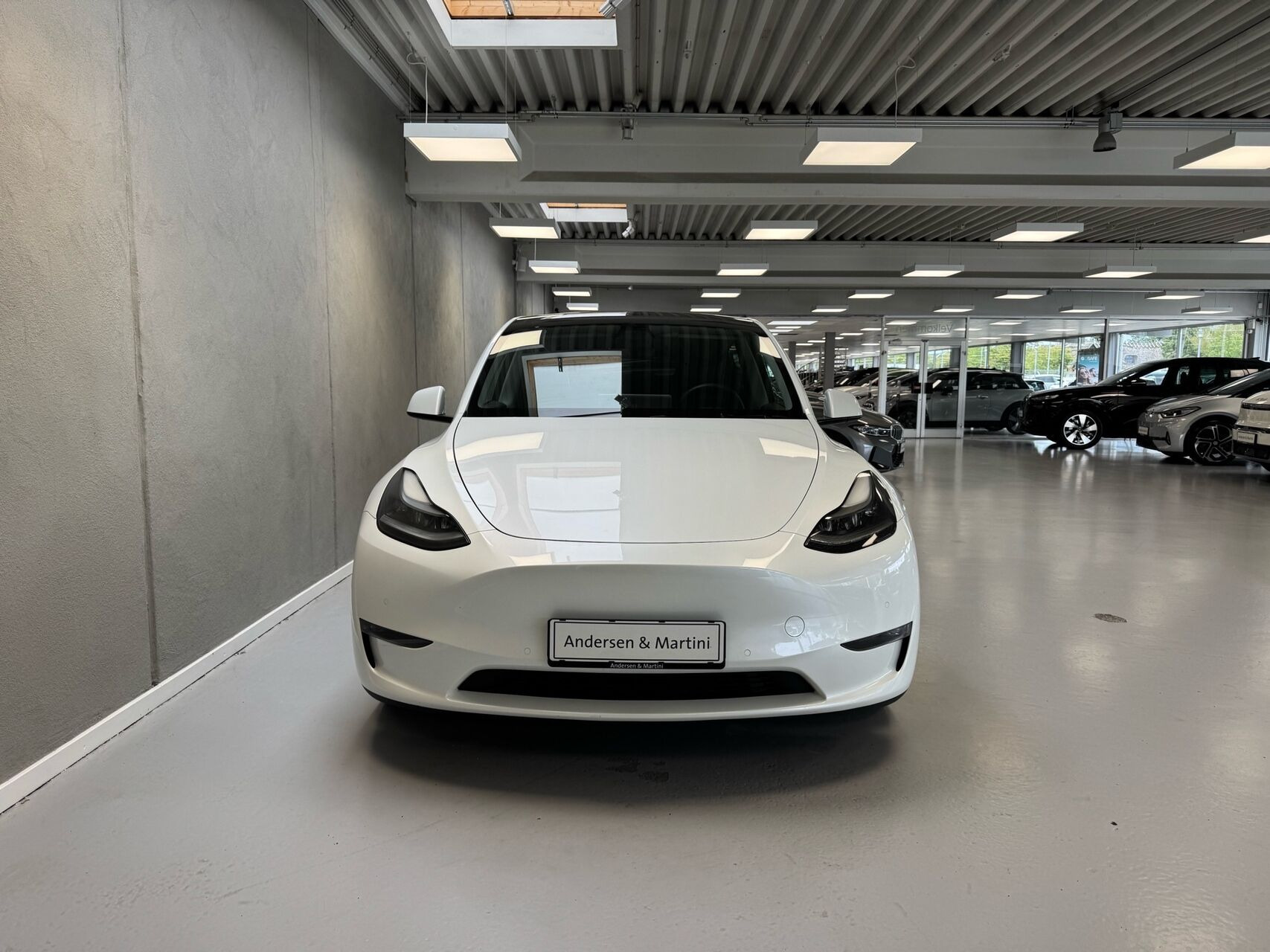 Hvid Tesla Model Y fra 2022