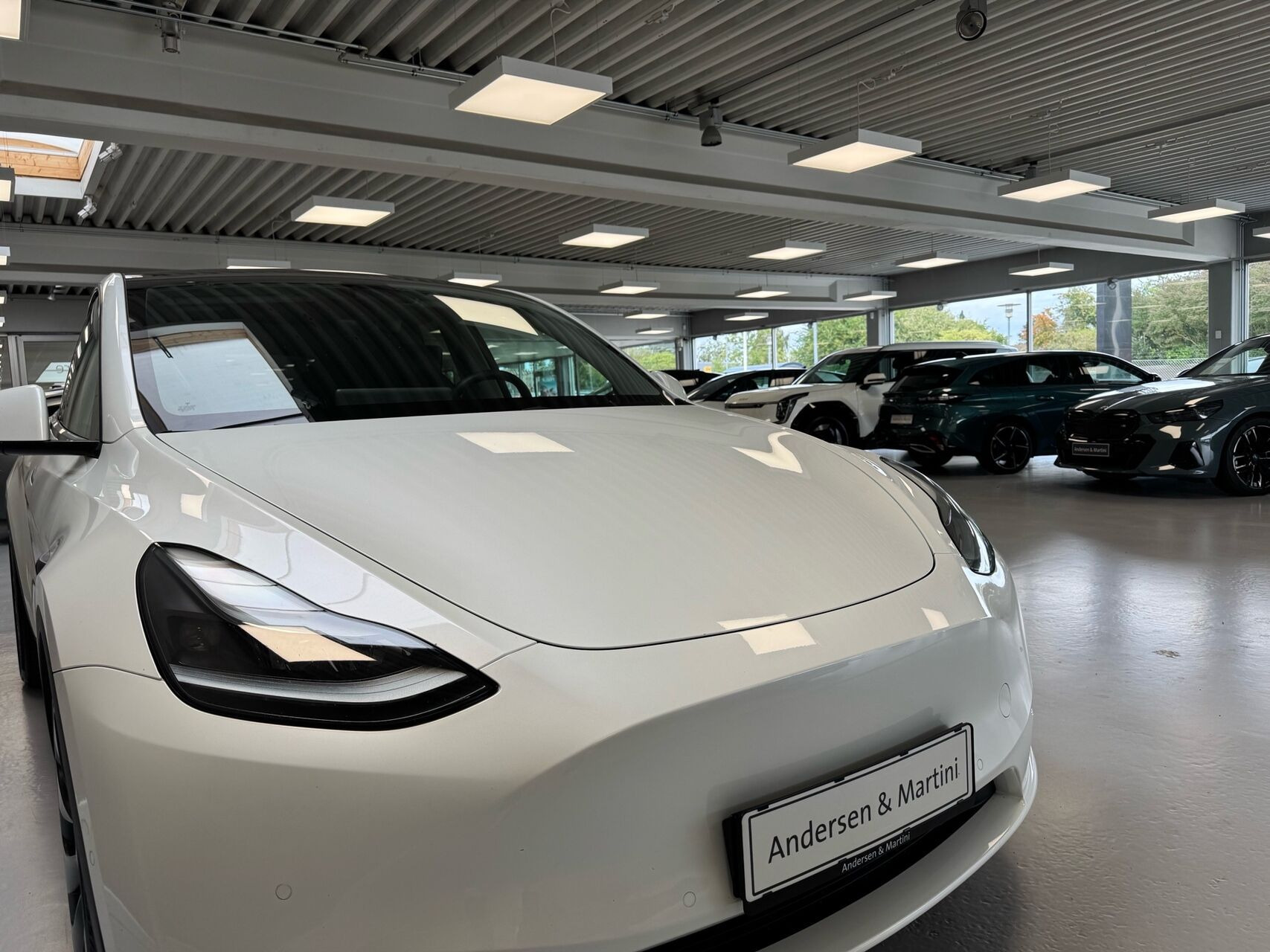 Hvid Tesla Model Y fra 2022