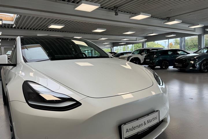 Hvid Tesla Model Y fra 2022