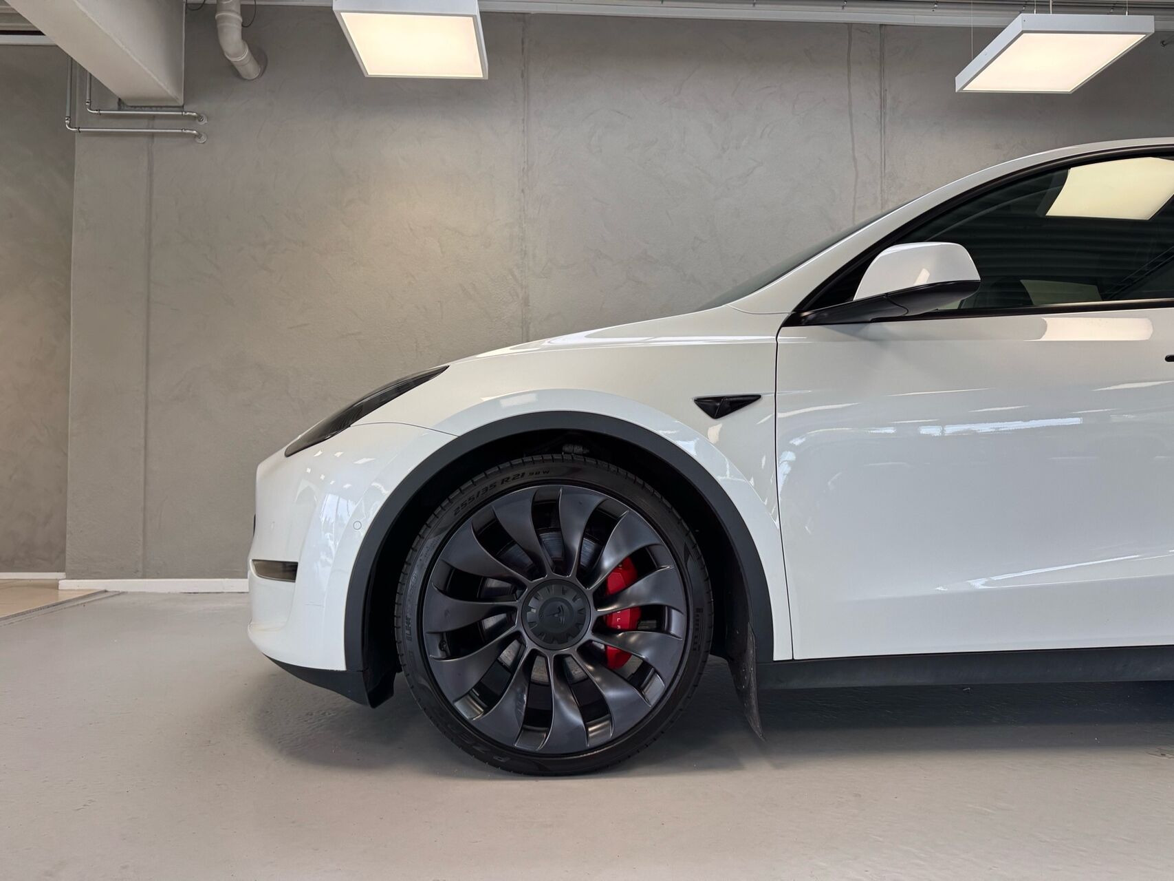 Hvid Tesla Model Y fra 2022