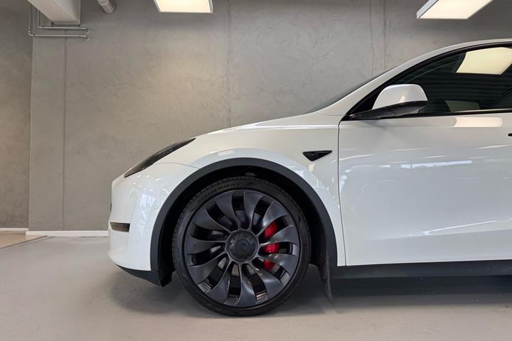 Hvid Tesla Model Y fra 2022