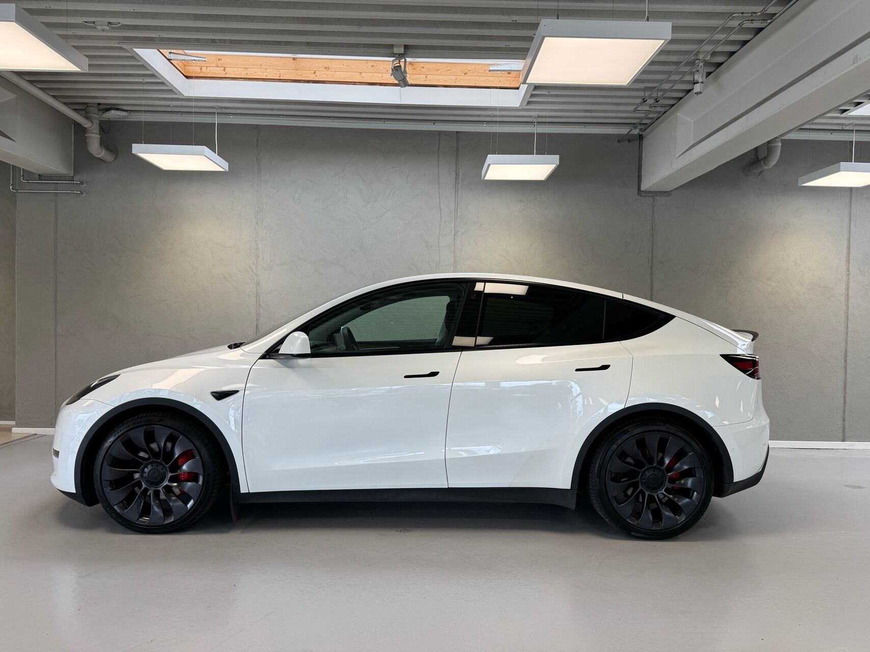 Hvid Tesla Model Y fra 2022