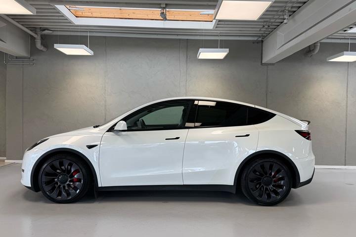 Hvid Tesla Model Y fra 2022