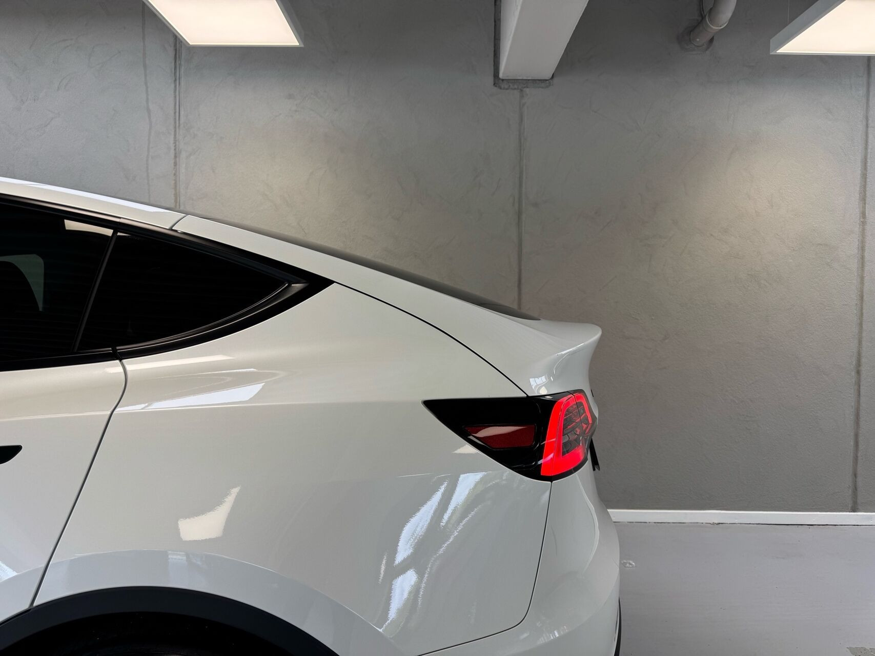 Hvid Tesla Model Y fra 2022