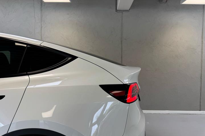 Hvid Tesla Model Y fra 2022