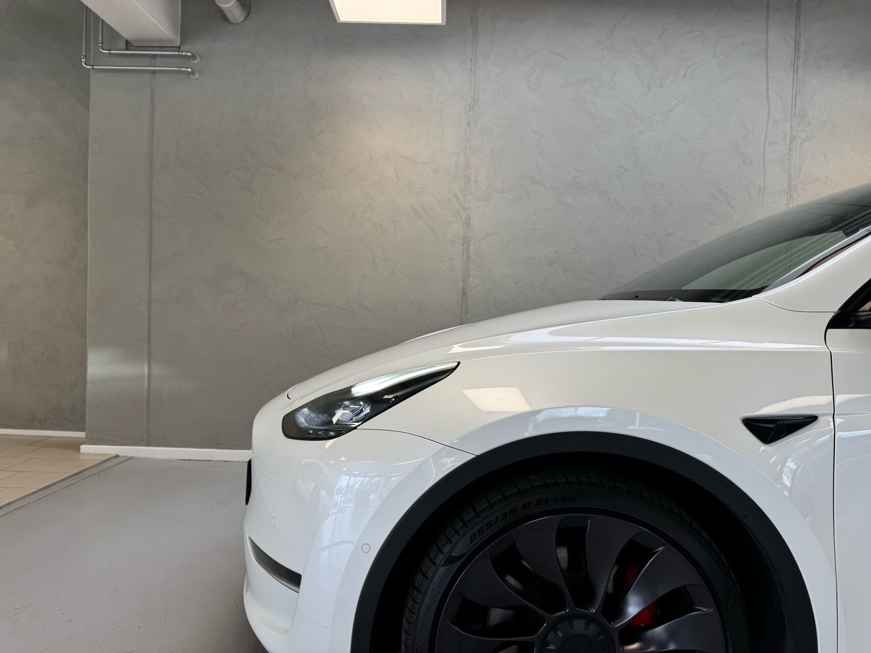 Hvid Tesla Model Y fra 2022
