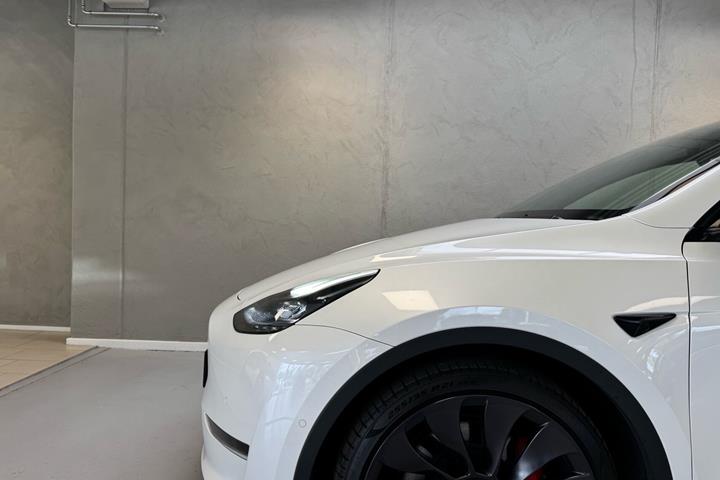 Hvid Tesla Model Y fra 2022