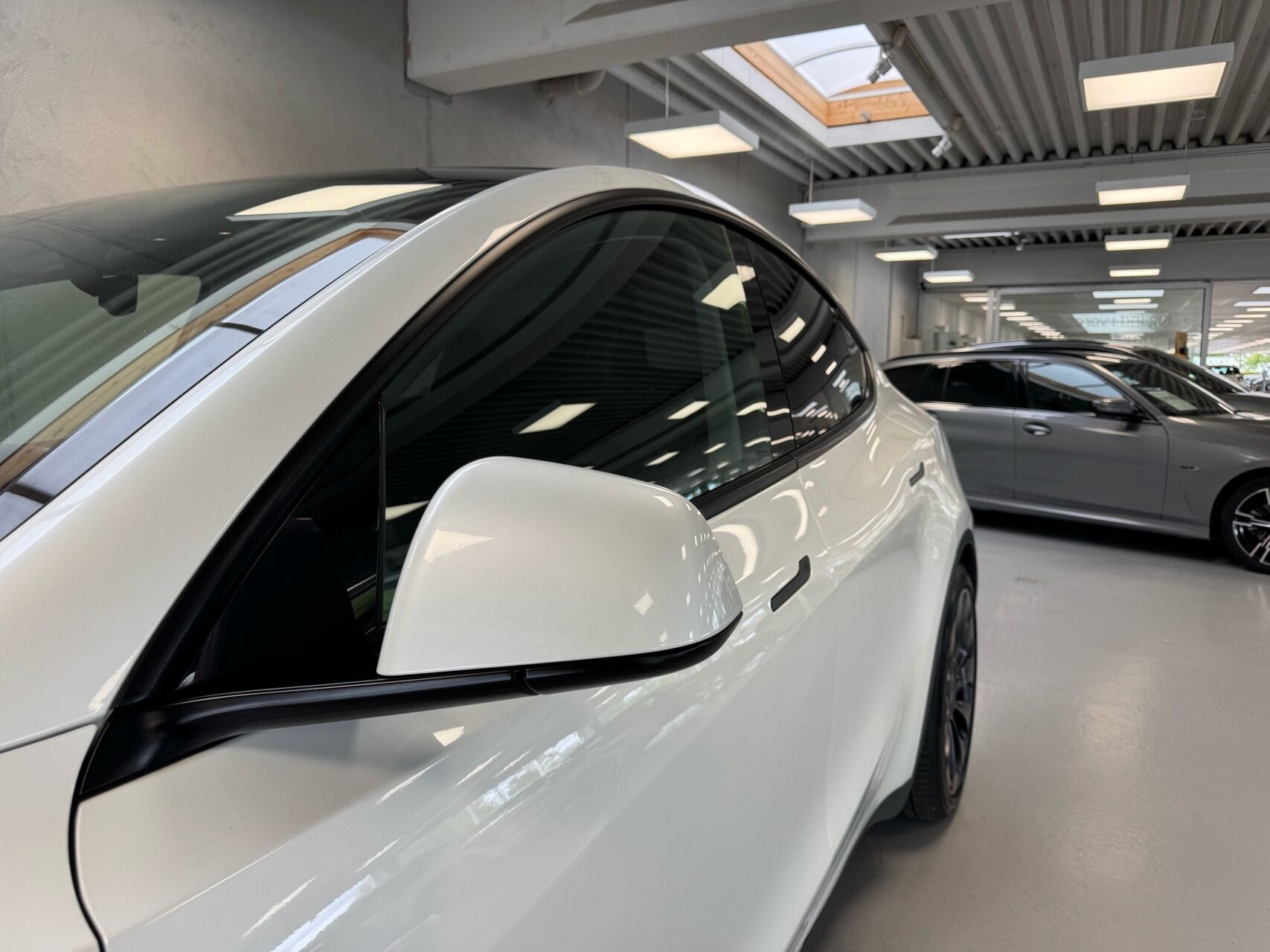 Hvid Tesla Model Y fra 2022