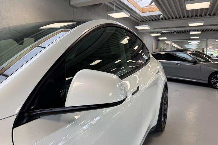 Hvid Tesla Model Y fra 2022