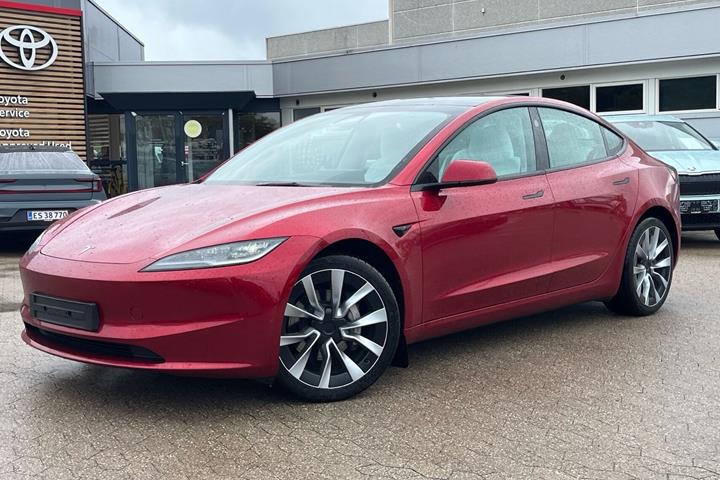 Rød Tesla Model 3 fra 2023