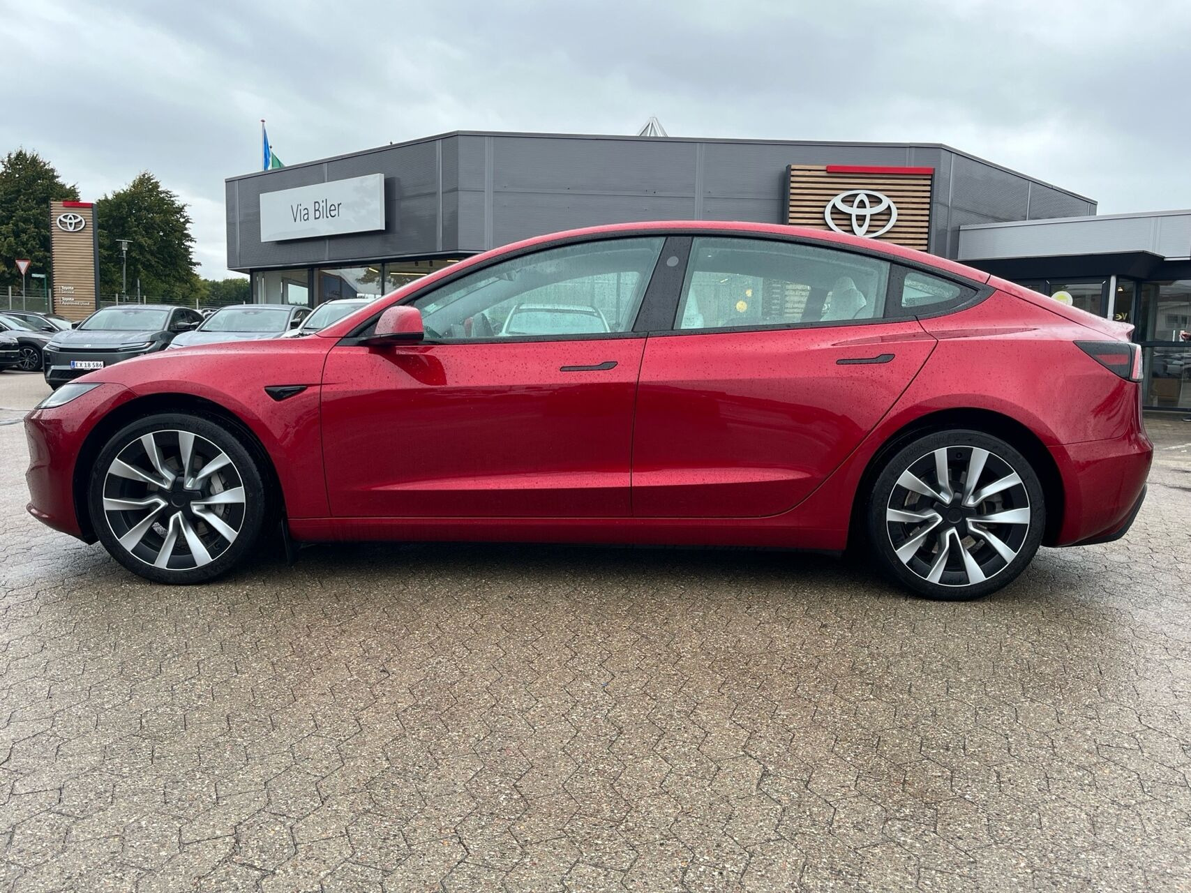 Rød Tesla Model 3 fra 2023