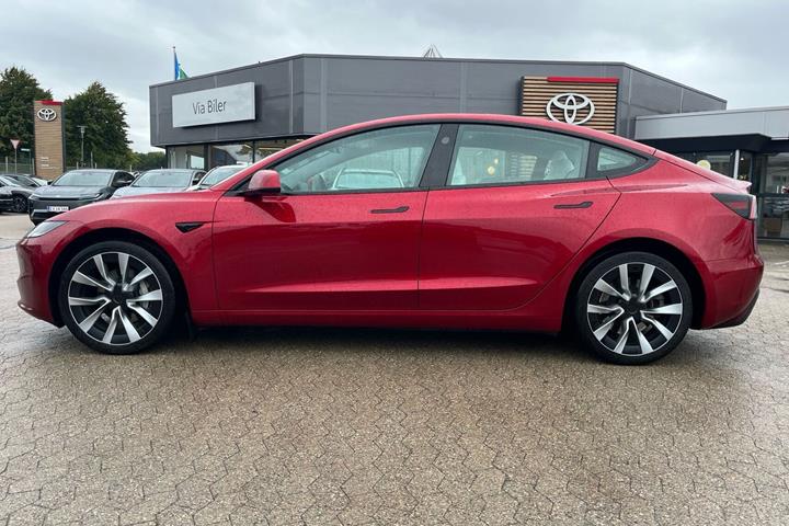 Rød Tesla Model 3 fra 2023