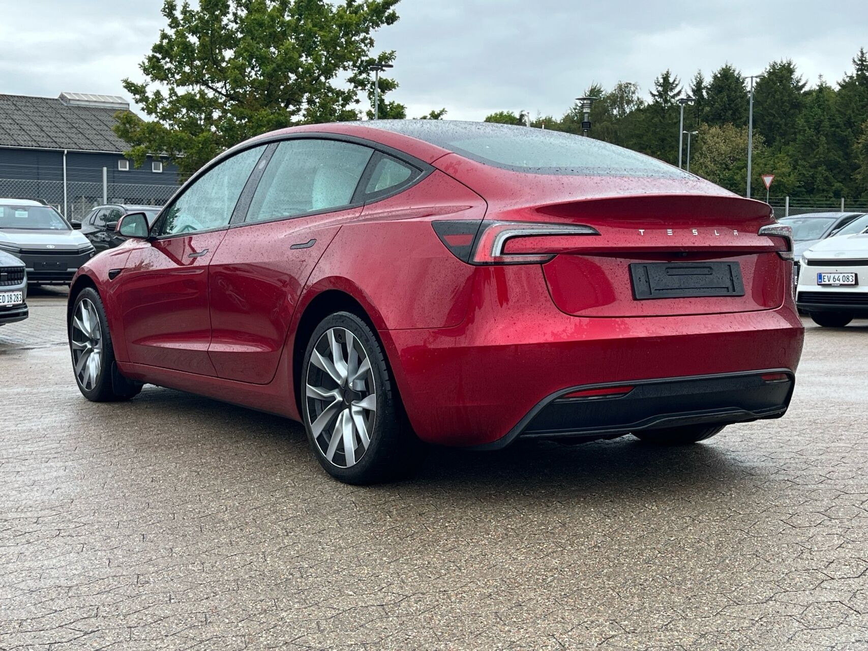 Rød Tesla Model 3 fra 2023