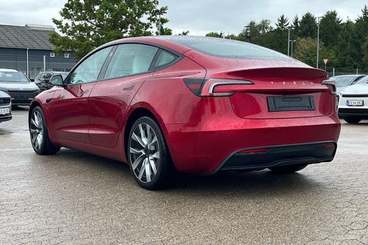 Rød Tesla Model 3 fra 2023
