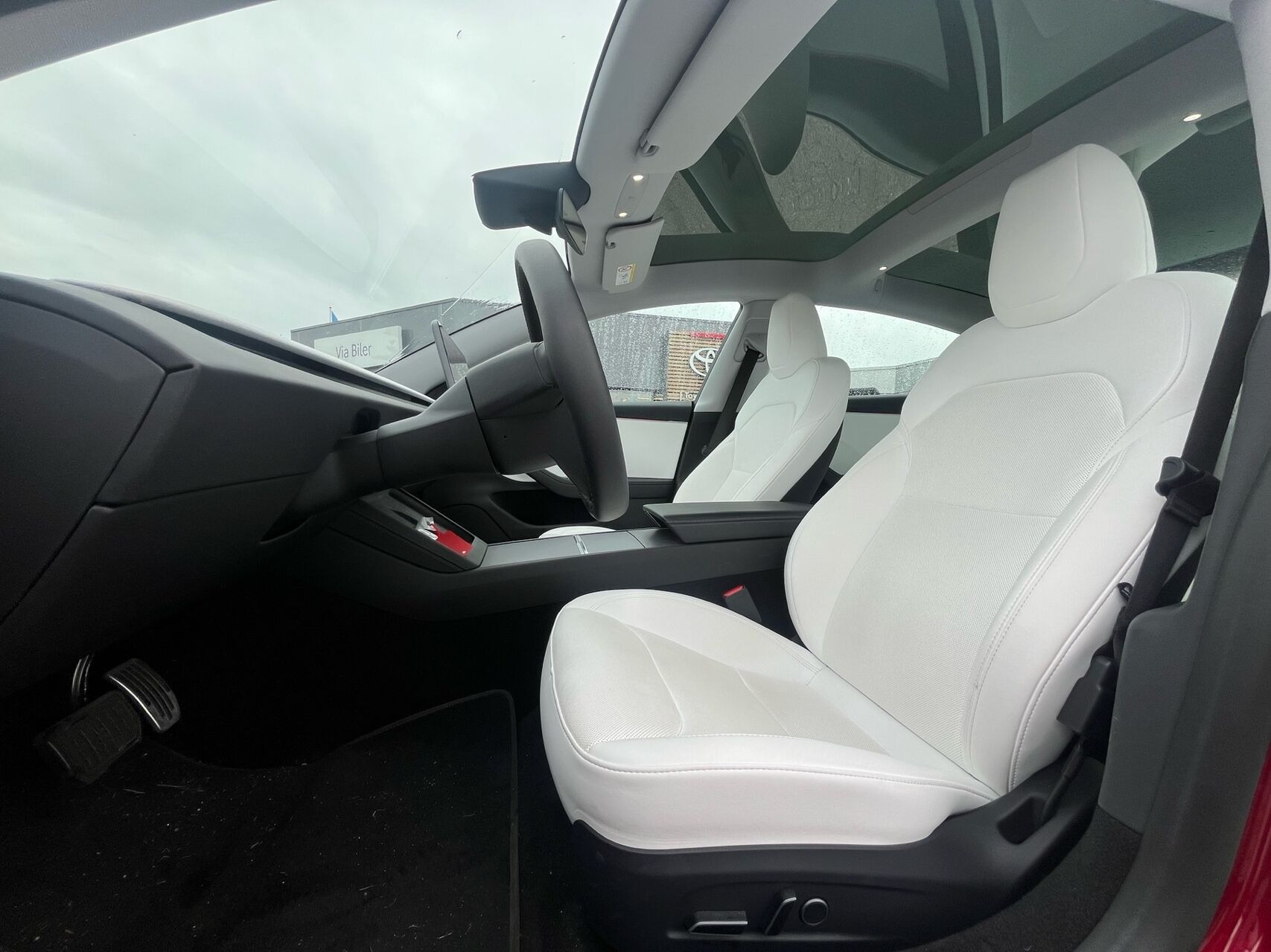 Rød Tesla Model 3 fra 2023