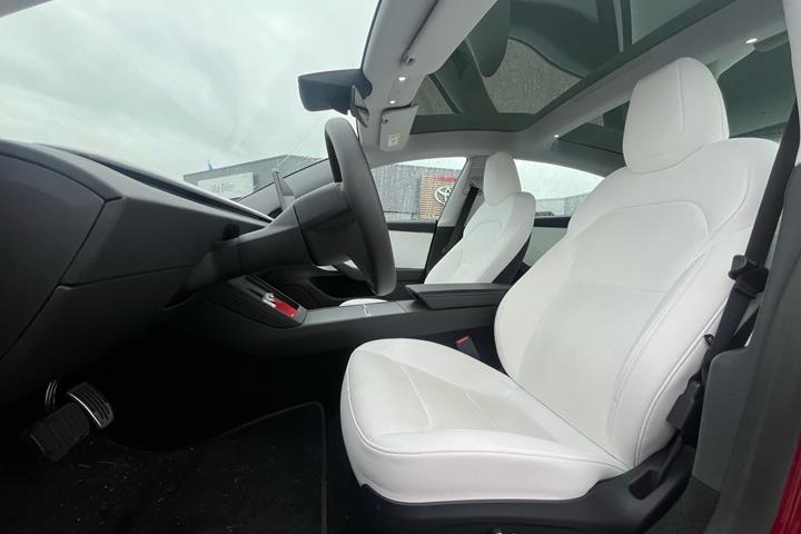Rød Tesla Model 3 fra 2023