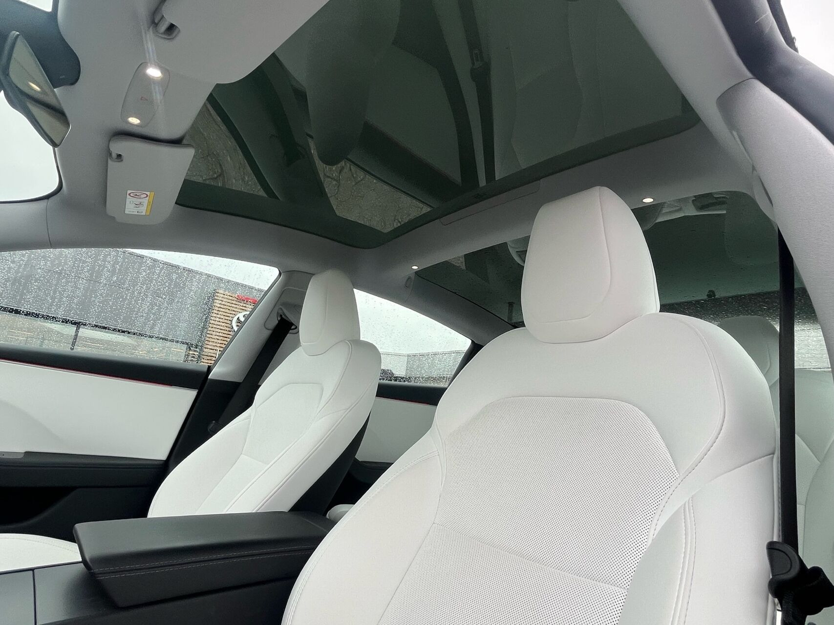 Rød Tesla Model 3 fra 2023