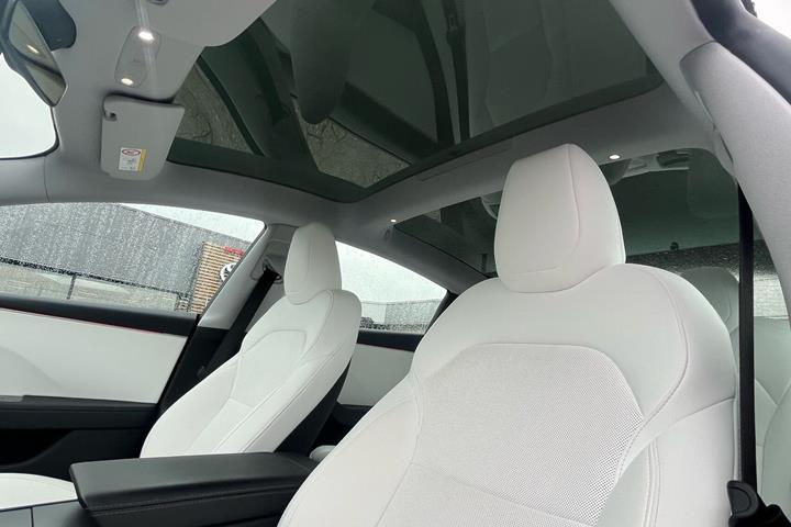 Rød Tesla Model 3 fra 2023