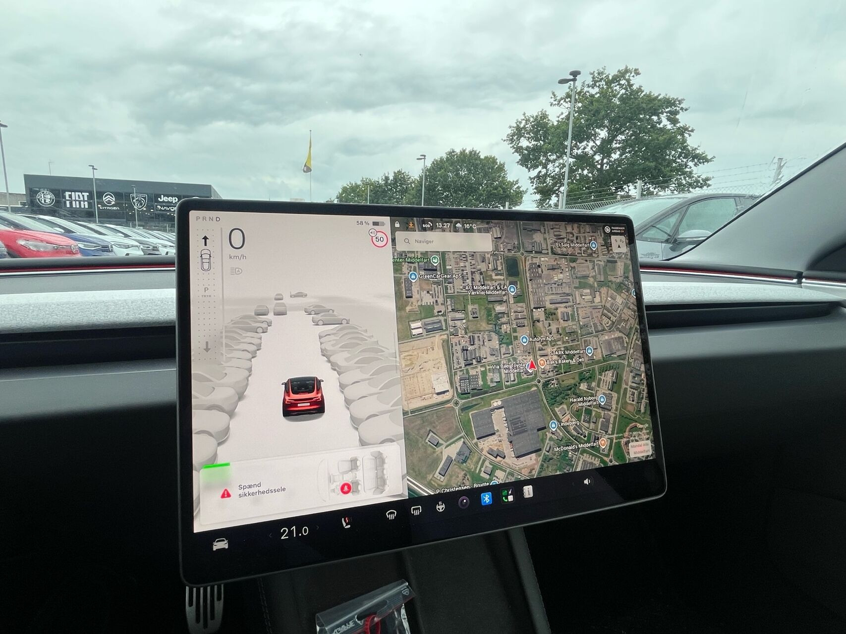 Rød Tesla Model 3 fra 2023