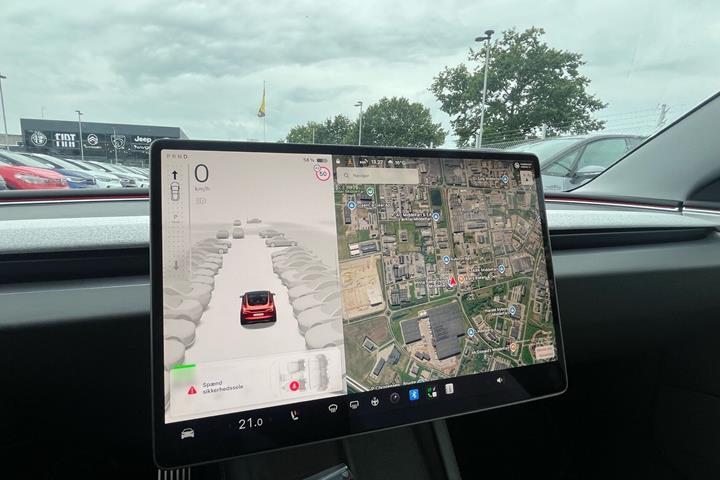Rød Tesla Model 3 fra 2023