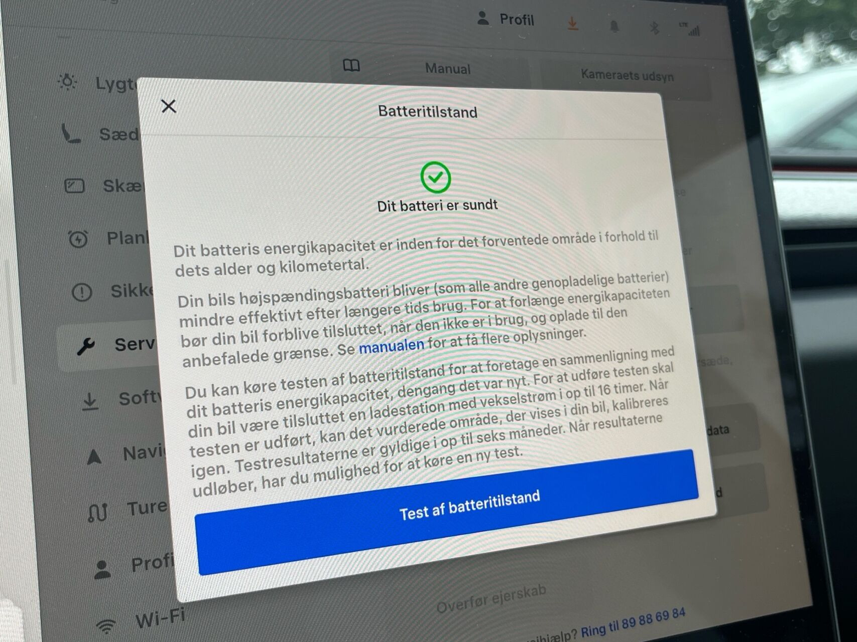 Rød Tesla Model 3 fra 2023
