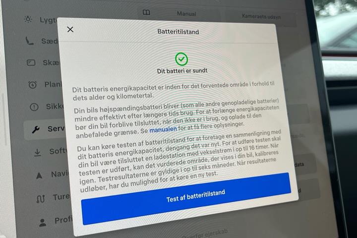 Rød Tesla Model 3 fra 2023