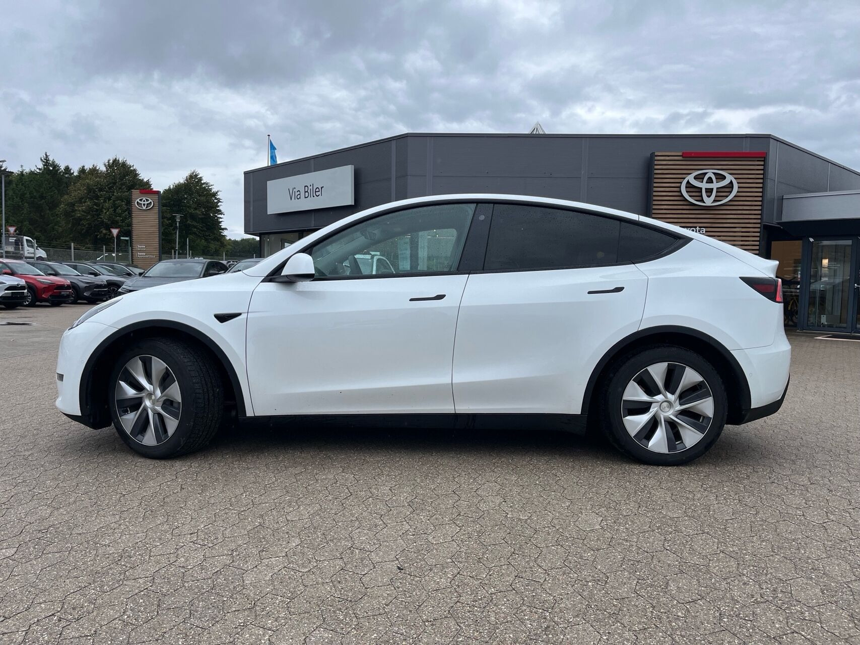 Hvid Tesla Model Y fra 2021