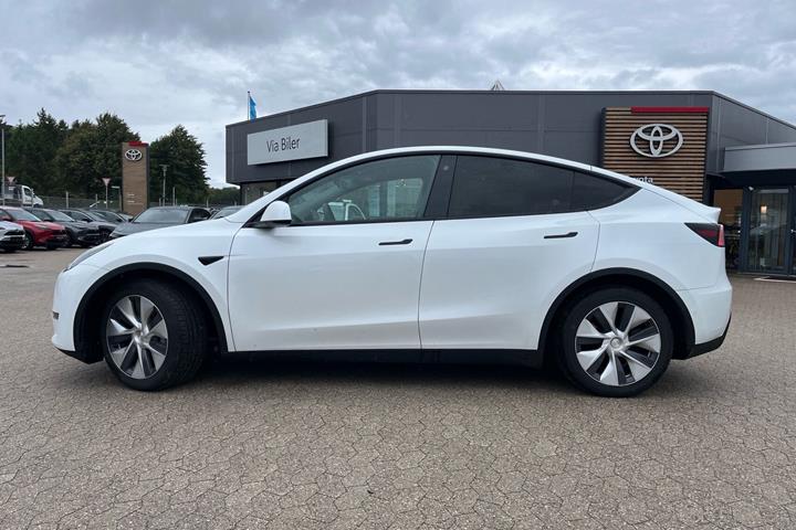 Hvid Tesla Model Y fra 2021