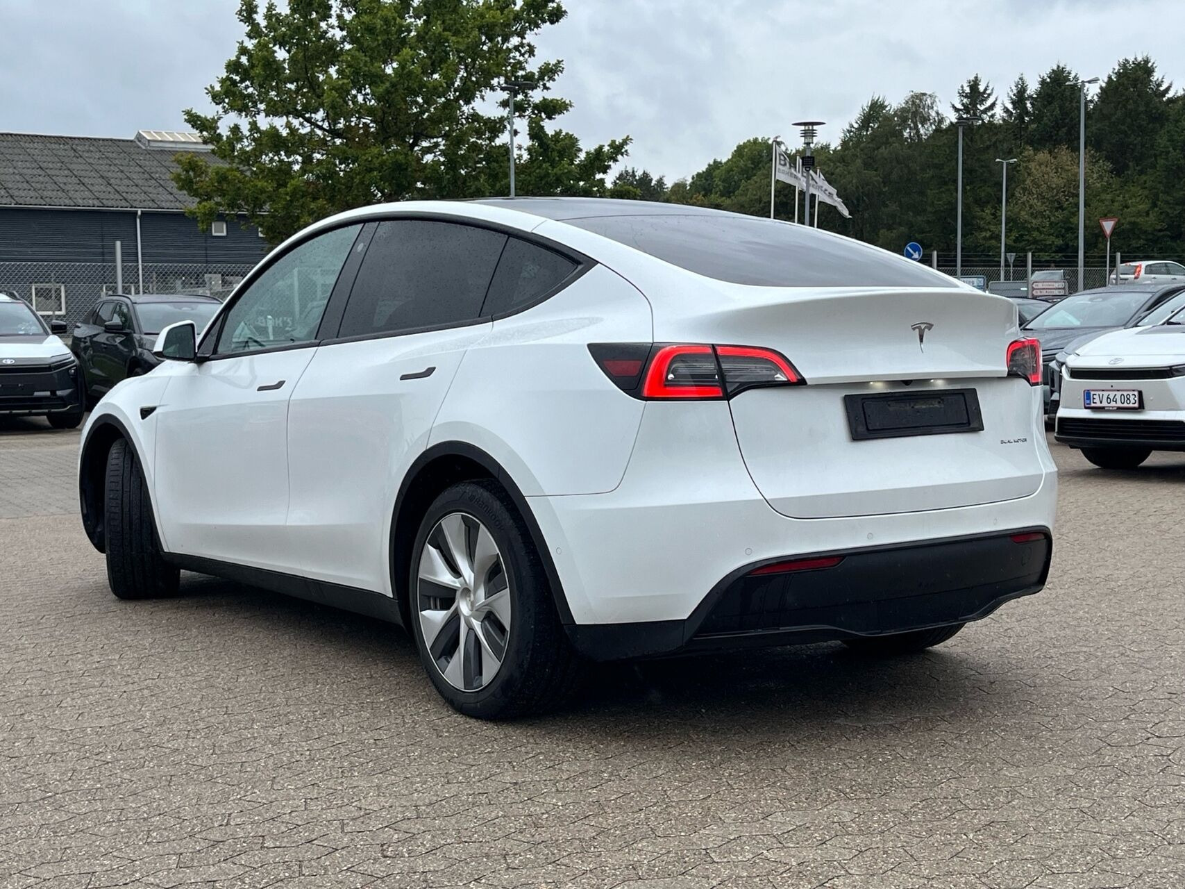 Hvid Tesla Model Y fra 2021