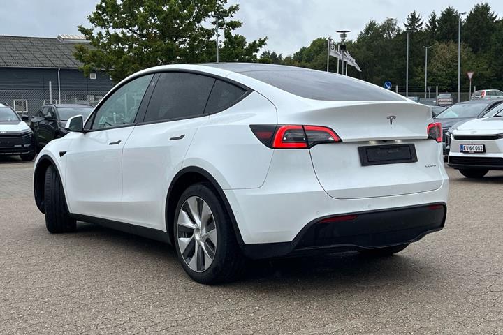 Hvid Tesla Model Y fra 2021