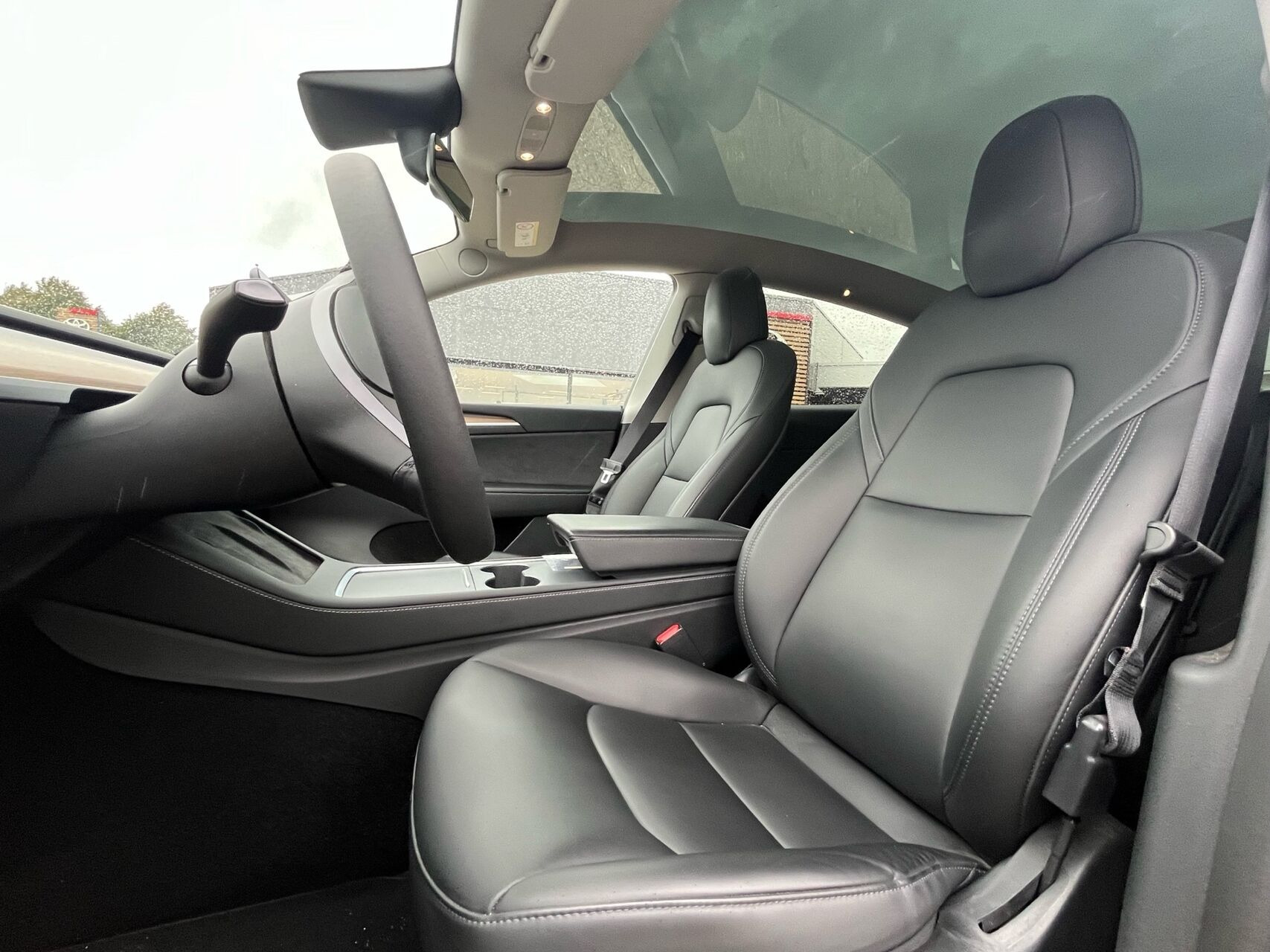 Hvid Tesla Model Y fra 2021