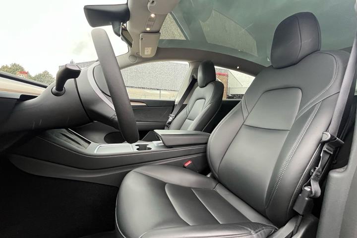 Hvid Tesla Model Y fra 2021
