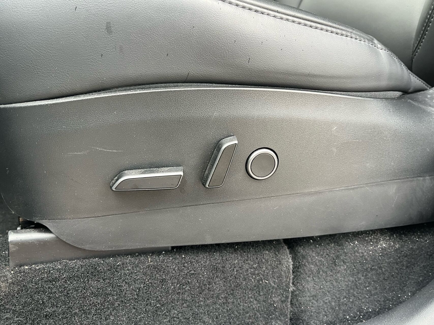 Hvid Tesla Model Y fra 2021